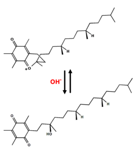 Bildung des Tocopheryl-p-chinons (unten) durch die hydrolytische Spaltung des chinoiden Kations von alpha-Tocopherol (oben).