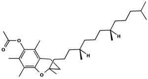 Struktur des alpha-Tocopherolacetats.